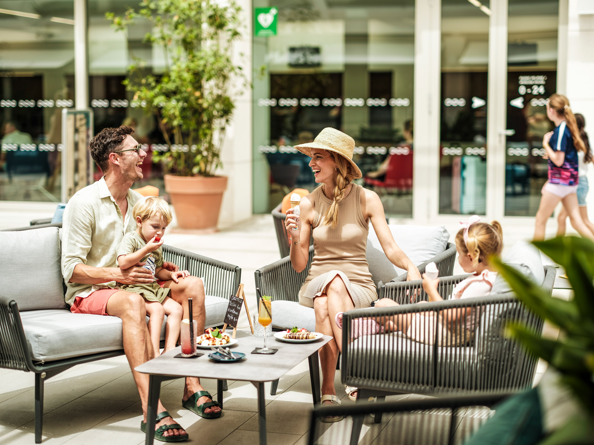 Family enjoying a relaxed outdoor meal at Zaton Holiday Resort Familie genießt ein entspanntes Essen im Freien im Zaton Holiday Resort