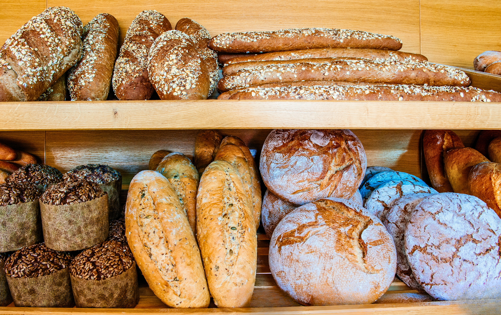 Freshly baked breads at Bread Box Bakery Frisch gebackenes Brot bei Bread Box Bakery